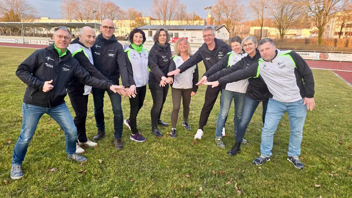Die zehn Trainer und Betreuer freuen sich auf die Aktion "Hechingen läuft", die am Dienstag, 17. März, im Weiherstadion beginnt.