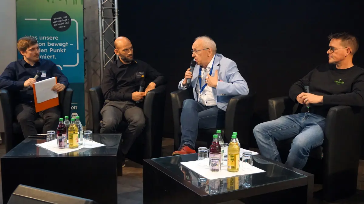 Michael Rottmayr von der Energieagentur Zollernalb im Gespräch mit Nantwig Heinz, Heinrich Trick und Frank Stehle (von links).