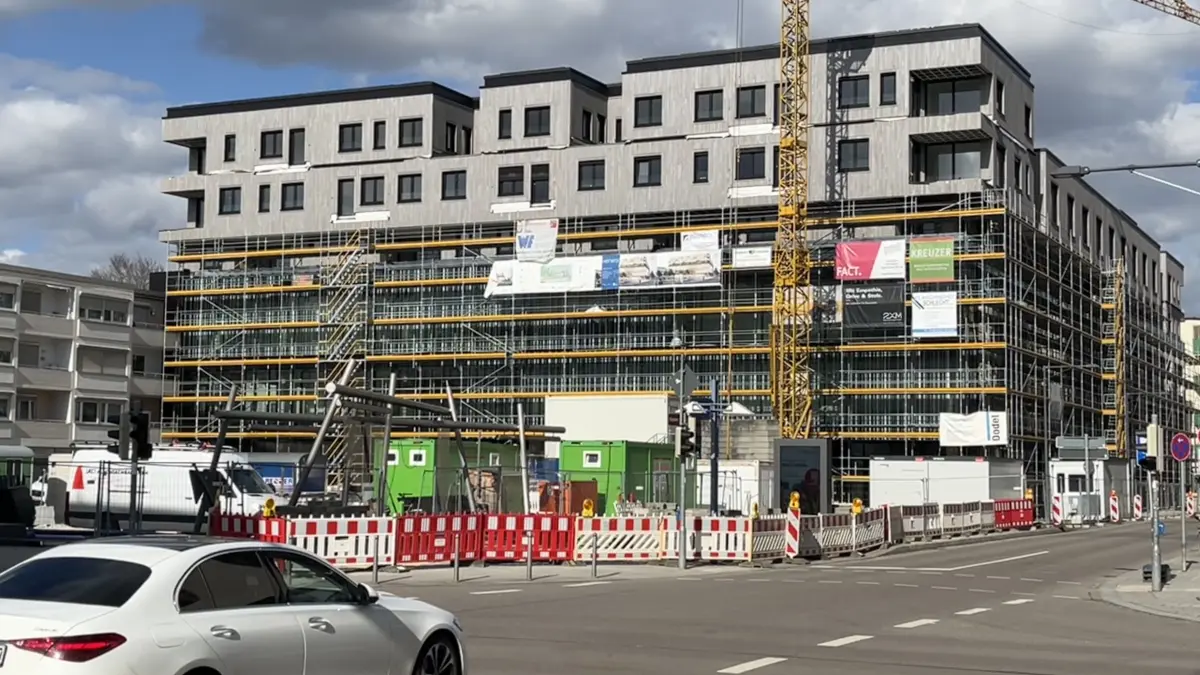 Das Multifunktionsgebäude Heiners in Neu-Ulm nähert sich seiner Fertigstellung. Im Gebäude gibt es 51 Wohnungen, die über die Nuwog vermarktet werden sollen.