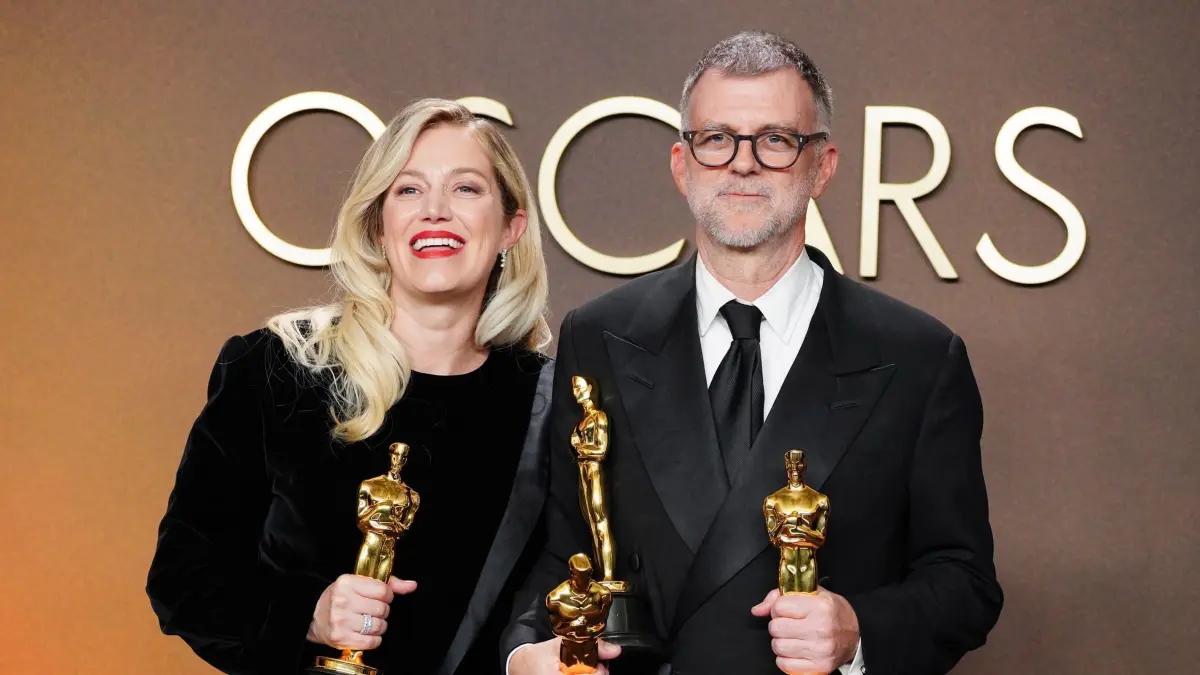 98. Oscar-Verleihung: 15.03.2026, USA, Los Angeles: Sara Murphy Gewinnerin des Preises für den besten Film für "One Battle After Another", und Paul Thomas Anderson, Gewinner des Preises für das adaptierte Drehbuch, die Regie und den besten Film für "One Battle After Another", posieren im Presseraum der Oscar-Verleihung im Dolby Theatre in Los Angeles. Foto: Jordan Strauss/Invision/AP/dpa +++ dpa-Bildfunk +++