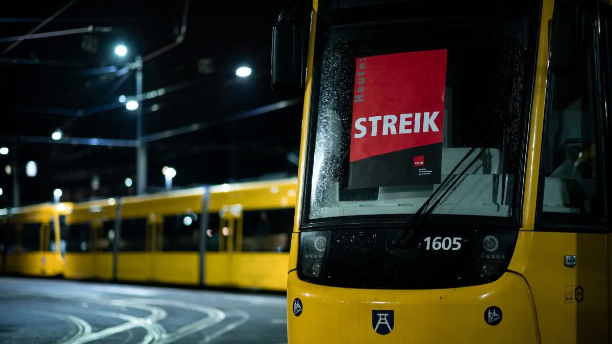 Warnstreiks im Nahverkehr: ARCHIV - 02.02.2024, Nordrhein-Westfalen, Essen: Ein «STREIK»-Poster klebt auf einer Bahn im Depot der Ruhrbahn in Essen (zu dpa: «Erneut ÖPNV-Warnstreiks in mehreren Bundesländern») Foto: Fabian Strauch/dpa/dpa-tmn +++ dpa-Bildfunk +++