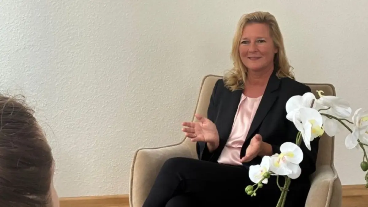 Dr. med. Evelyn Hemper im Patientengespräch.