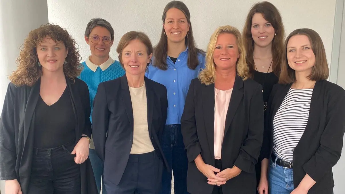 Das Team um Chefärztin Dr. med. Evelyn Hemper (1. Reihe, 2.v.r.) steht den Patienten kompetent zur Seite.