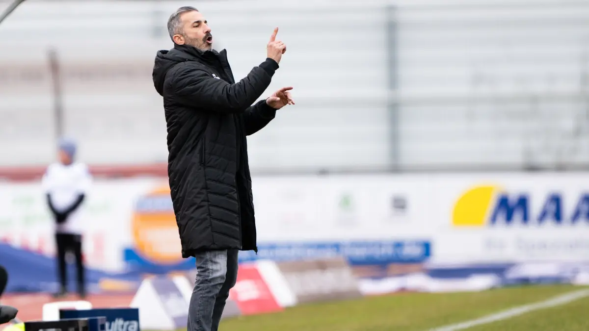 TSG-Trainer Murat Isik gibt Anweisungen und zeigt seinen Ärger über die 1:2-Niederlage gegen Sandhausen.