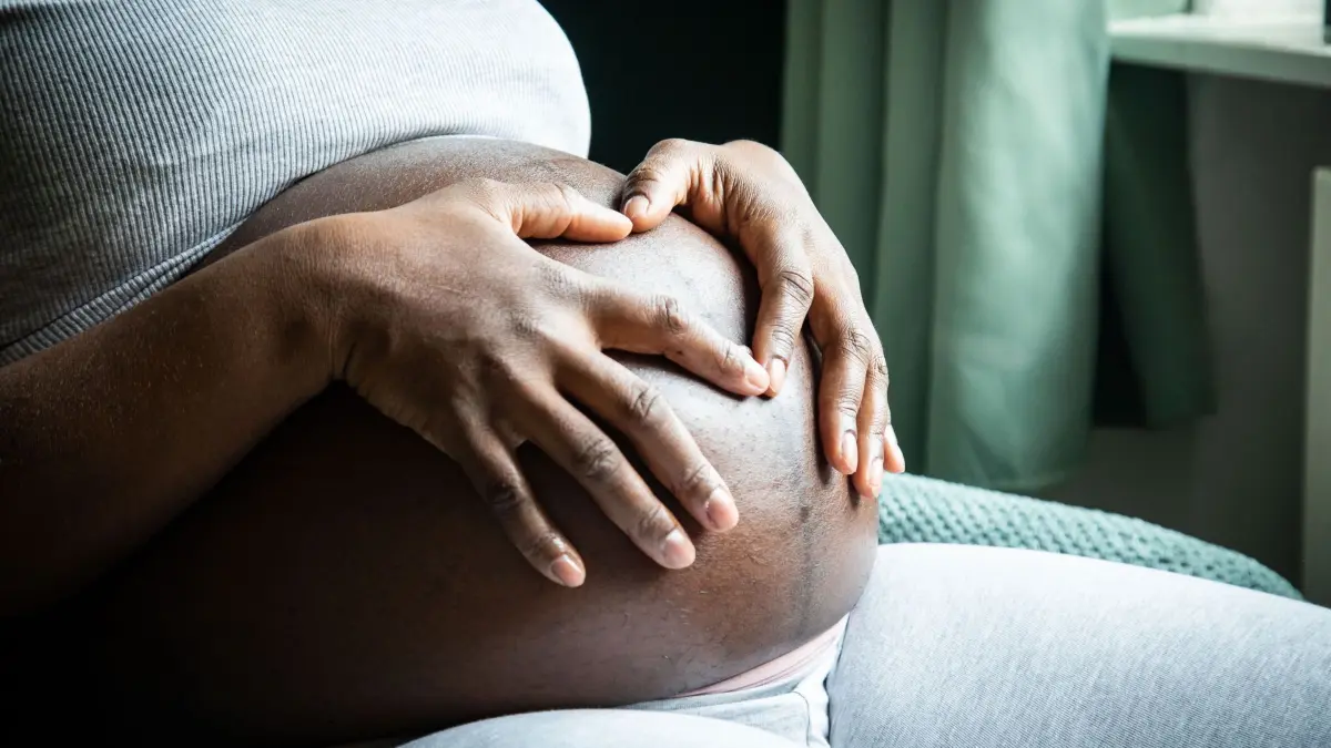 Eine im 9. Monat schwangere Frau sitzt in einem Sessel: ILLUSTRATION - Gefühle zulassen: Werdende Eltern können Enttäuschung empfinden, wenn das Geschlecht des Babys nicht dem Wunsch entspricht und sollten diese Gefühle nicht verdrängen. Foto: Christin Klose/dpa-mag - Honorarfrei nur für Bezieher des Dienstes dpa-Magazin +++ dpa-Magazin +++