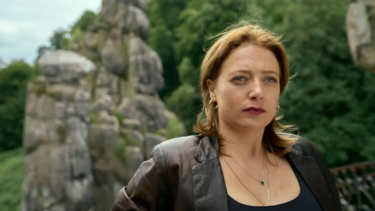 Paula Schäfer (Hanna Plaß) ermittelt in einem Mordfall.