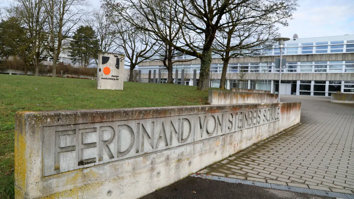 Sicherheitsdienst an Ulmer Schule: PRODUKTION - 11.03.2026, Baden-Württemberg, Ulm: Nach zahlreichen Gewaltausbrüchen und Polizeieinsätzen an der Ferdinand-von-Steinbeis-Schule in Ulm soll bis zu den Sommerferien Sicherheitspersonal für Ordnung sorgen. In der Berufsschule gab es Schlägereien und Gewaltausbrüche. (zu dpa: «Sicherheitsdienst an Schule: Das steckt dahinter») Foto: Andreas Kempf/dpa +++ dpa-Bildfunk +++