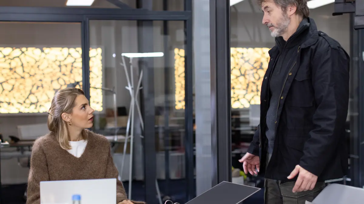 Stella (Bettine Langehein) ist schockiert, dass Jori (Guido Broscheit) Köln verlassen möchte.