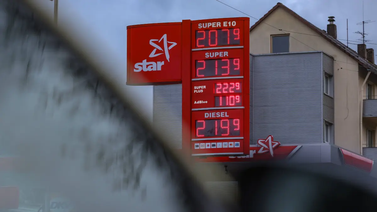 Tankstelle, Spritpreise: Auch die neue Woche startet mit hohen Spritpreisen. Wie hoch geht der Spritpreis wegen des Krieges im Iran Star Tankstelle in Siegen. Die aktuellen Spritpreise am Morgen. Die Preise gehen deutlich nach oben und haben inzwischen die 2 Euro Marke deutlich Marke ueberschritten überschritten. Tankstelle, Spritpreise am 16.03.2026 in Siegen/Deutschland. *** The new week also starts with high fuel prices How high is the fuel price because of the war in Iran Star petrol station in Siegen The current fuel prices in the morning The prices are going up significantly and have now clearly exceeded the 2 euro mark Petrol station, fuel prices on 16 03 2026 in Siegen Germany