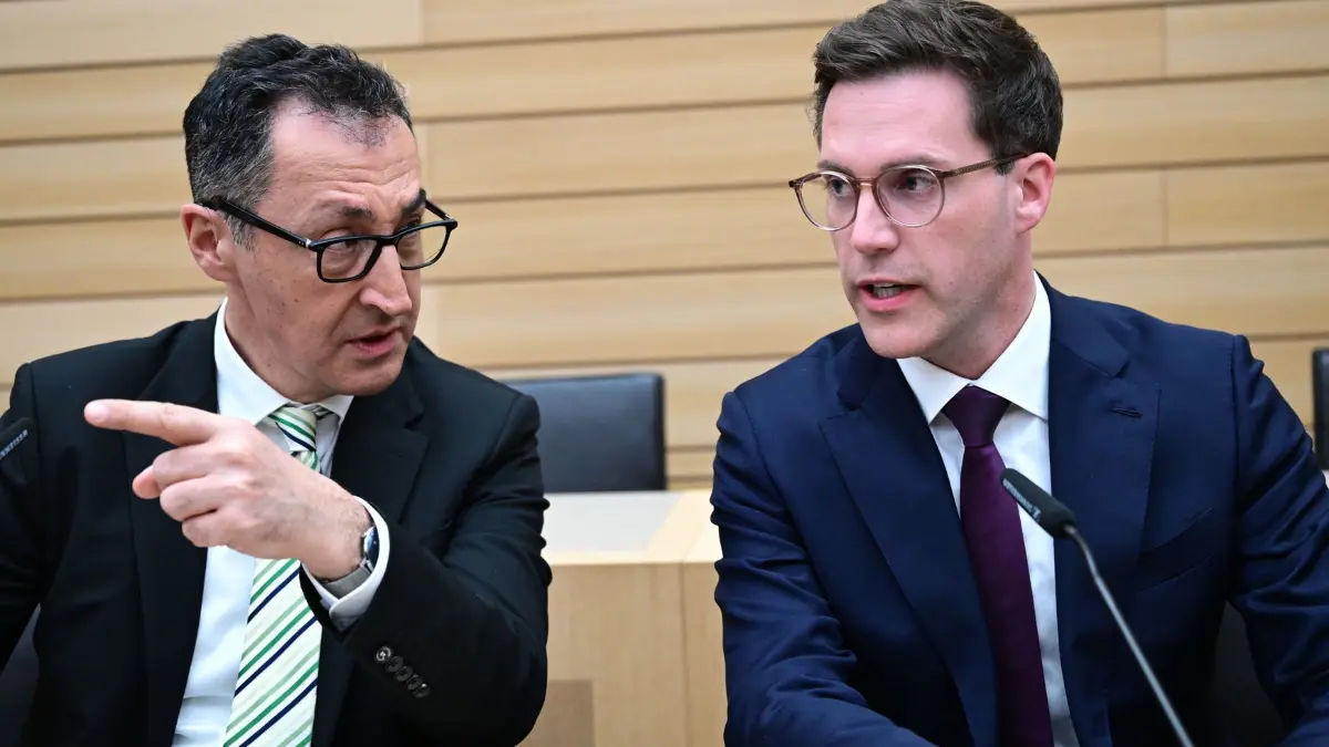 ARCHIV - 08.03.2026, Baden-Württemberg, Stuttgart: Cem Özdemir (Bündnis 90/Die Grünen, l-r), Spitzenkandidat Landtagswahl Baden-Württemberg, und Manuel Hagel (CDU), Spitzenkandidat Landtagswahl Baden-Württemberg, sitzen nach der Wahl im Plenarsaal des Landtags. Am 8. März fand in Baden-Württemberg die Landtagswahl statt. (zu dpa: «Das raten Experten: So kommen CDU und Grüne zu Verhandlungen») Foto: Bernd Weißbrod/dpa +++ dpa-Bildfunk +++