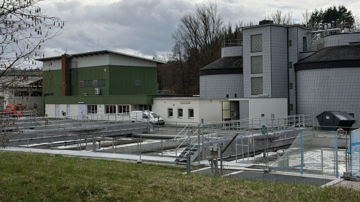 Edelstahlrohre müssen bei einer umfangreicheren Baumaßnahme auf dem Gelände der Kläranlage Hechingen ausgetauscht werden.