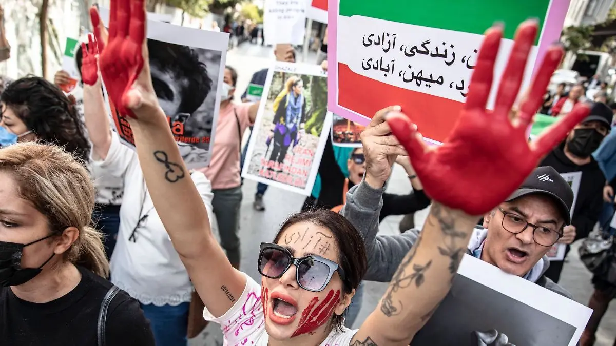 Mutig ging die iranische Bevölkerung auf die Straße, Zigtausende wurden bei den Protesten von der Regierung getötet.
