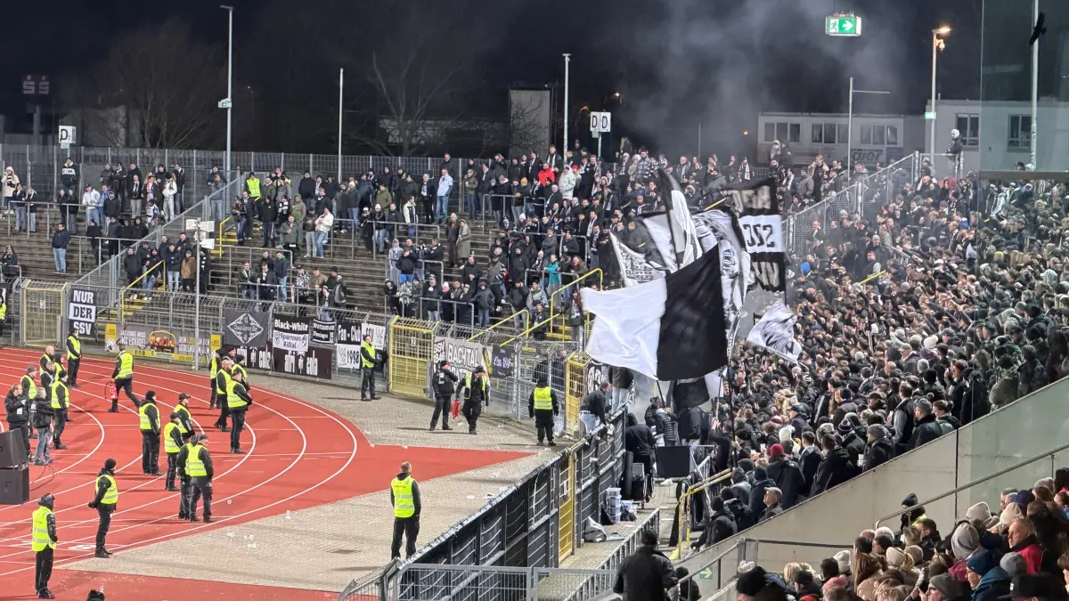 Rauch stieg am Sonntagabend aus dem D-Block auf. In der Schlussphase der Partie gab es von den Fans des SSV Ulm vor allem eines: Häme.