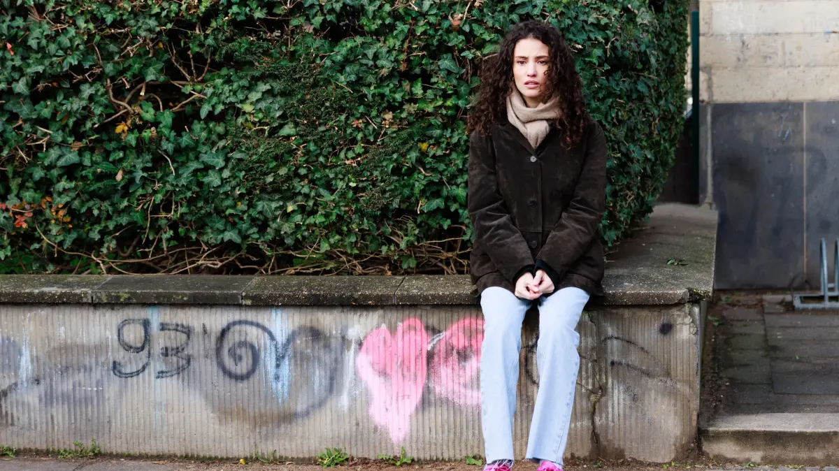 Naomi (Nadine Menz) beginnt verletzt zu realisieren, in welcher Lüge sie all die Jahre gelebt hat.