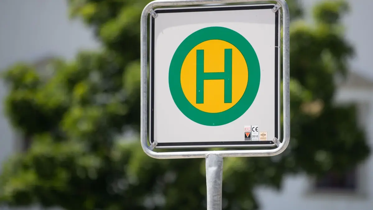 Haltestellenschild: ARCHIV - 03.06.2019, Baden-Württemberg, Rottenburg am Neckar: Ein Schild weist auf eine Bushaltestelle hin. (zu dpa: «Attacke auf Ticketkontrolleure: Angreifer noch auf Flucht») Foto: Marijan Murat/dpa +++ dpa-Bildfunk +++