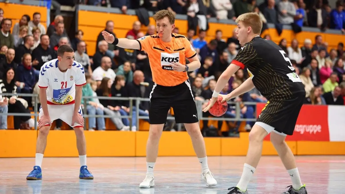 Felix Mayer leidet leidenschaftlich gerne Handballspiele. Mit Teamkollege Fabian Foerster arbeitet er derzeit daran, bald auf höchstem nationalen Niveau im Einsatz zu sein.