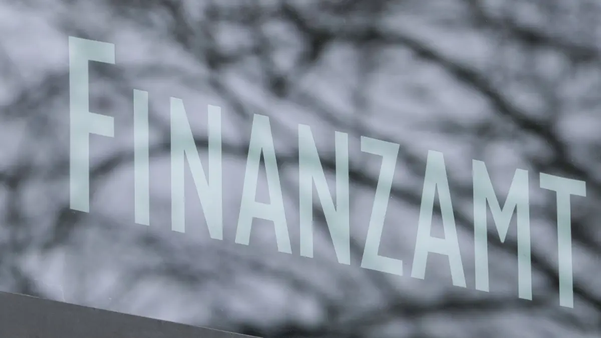 ARCHIV - Zur Abgabe einer Steuererklärung verpflichtet? Dann kann das Finanzamt bei Fristversäumnis einen Verspätungszuschlag erheben. (zu dpa: «Steuer versäumt? - Verspätungszuschlag nicht immer rechtens») Foto: Bernd Weißbrod/dpa - Honorarfrei nur für Bezieher des dpa-Themendienstes +++ dpa-Themendienst +++