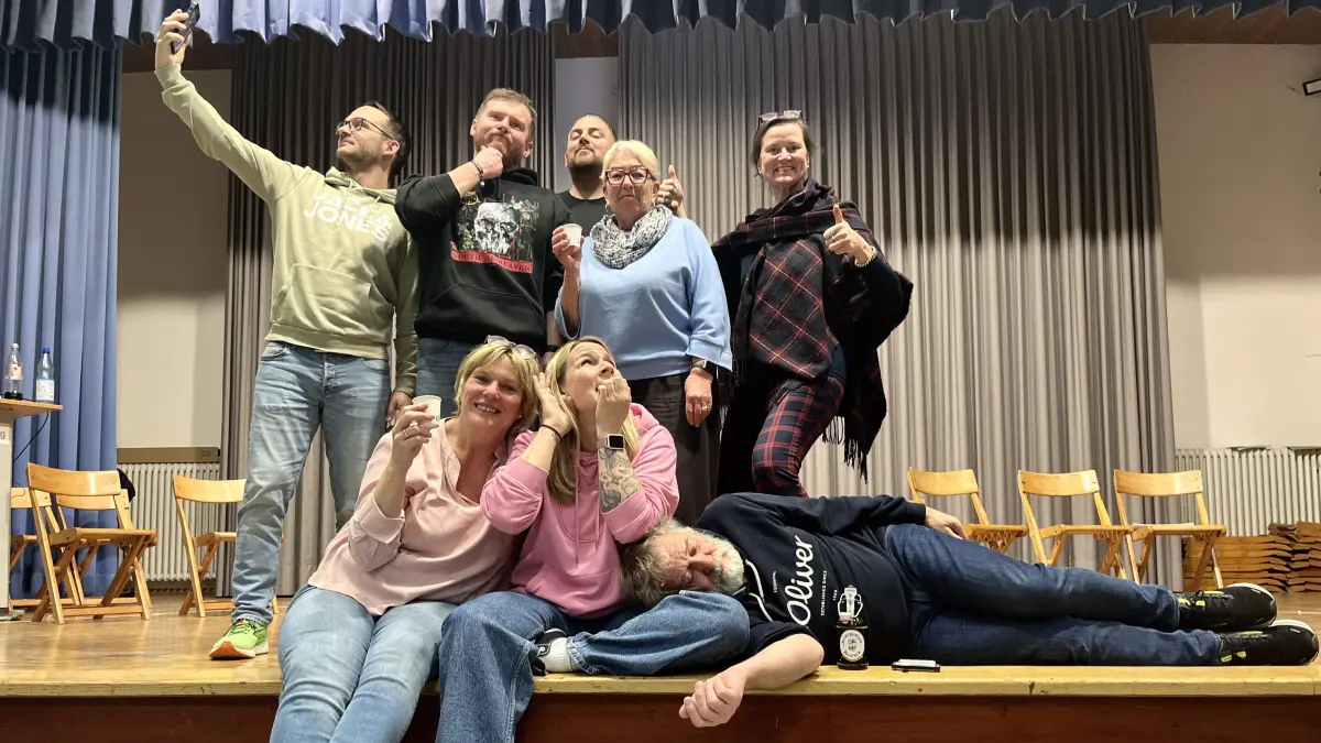 KASCHDALAUSCHER Theaterverein Vellberg. Hinten von links: Frederick Kubach, Sebastian Weidner, Kai-Uwe Vogelmann, Monika Hirschner, Katrin Hameister. Vorne von links: Heike Wagner, Lisa Manske, Rainer Vogel.