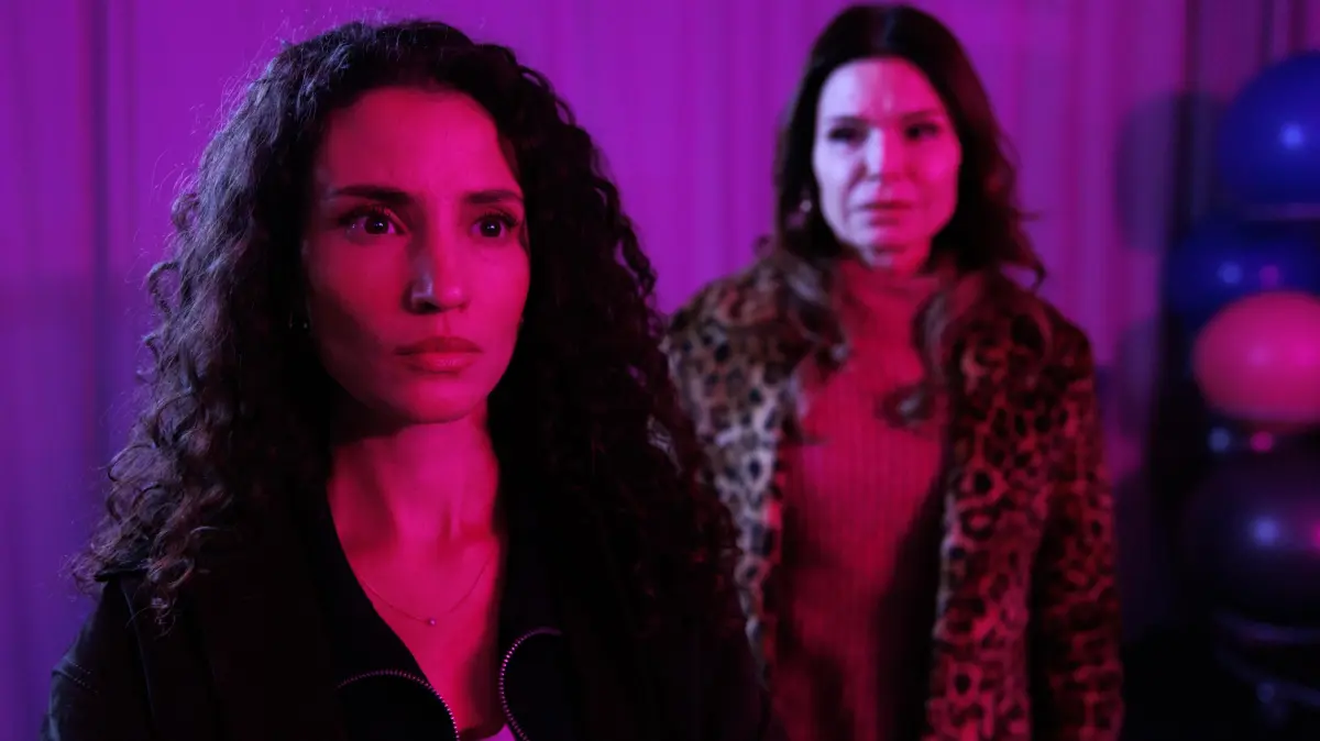 Naomi (Nadine Menz, l.) fällt es schwer, Brittas (Tabea Heynig) Handeln zu verstehen.