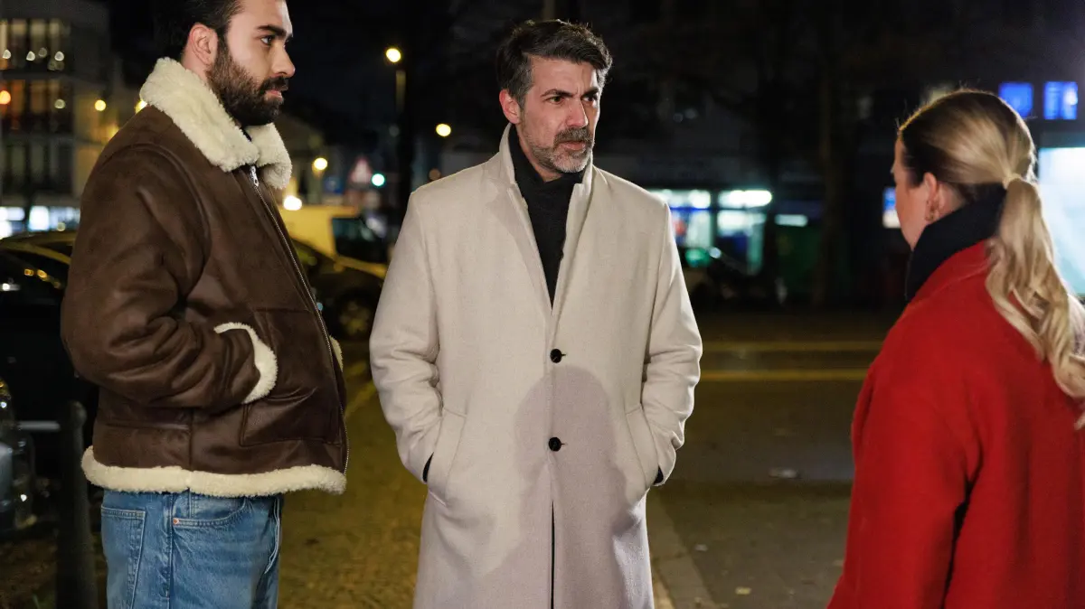 Ferhat (Harun Yildirim, M.) schützt sich, indem er Ute (Isabell Hertel) aus dem Weg geht. Links Baris (Metehan Demiröz)