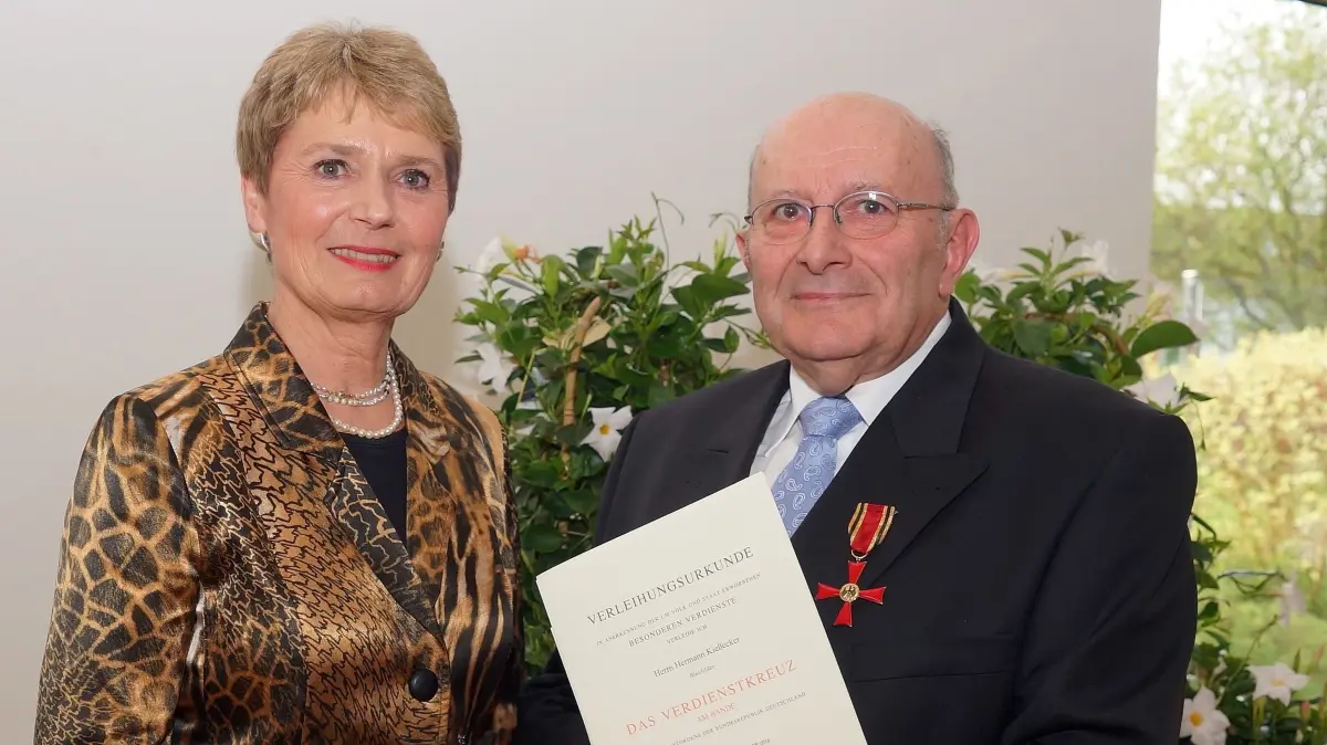 Hermann Kießecker am 12. Mai 2017 bei der Verleihung des Bundesverdienstkreuzes durch die damalige Staatssekretärin Friedlinde Gurr-Hirsch im „Spektrum“ in Blaufelden. Der Landwirt, Kommunalpolitiker und Prädikant der Evangelischen Landeskirche wurde 80 Jahre alt.