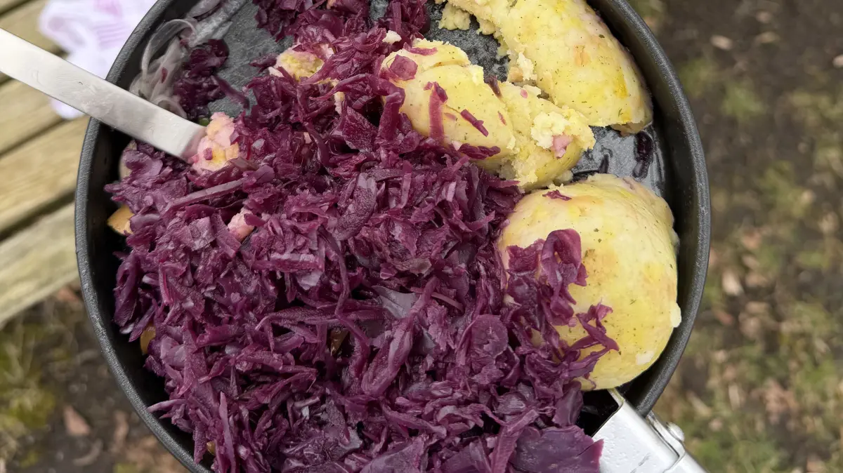 Das Bild wirkt die Tatsachen verfälschend: Unter dem Rotkraut und neben den Knödeln gibt es noch die Würstchen!