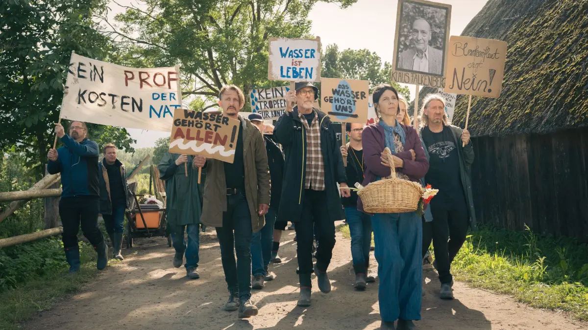 Eine Bürgerinitiative aus Blankenfleet demonstriert gegen eine Grundwasserbohrung.