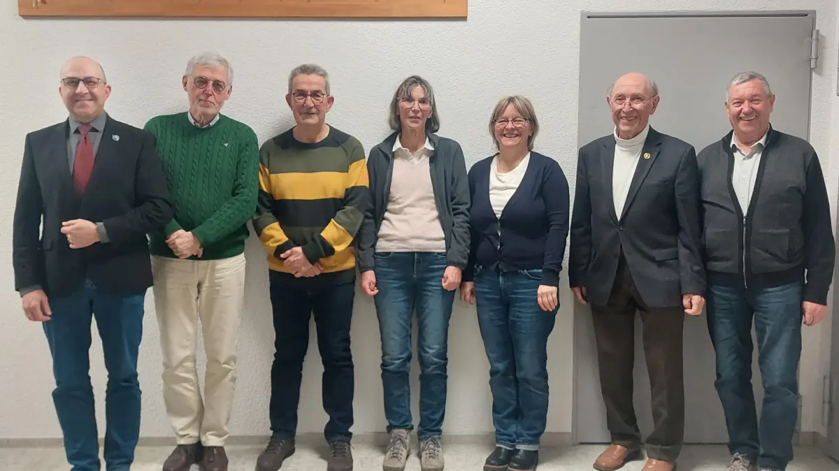 Geehrt hat der Obst- und Gartenbauverein bei seiner Jahresversammlung trotz allem (von links): Bürgermeister Oliver Simmendinger, Wilfried Schenkel (25 Jahre Mitgliedschaft), die Vorstandsmitglieder und der Kreisvorsitzende Ulriche Ende.