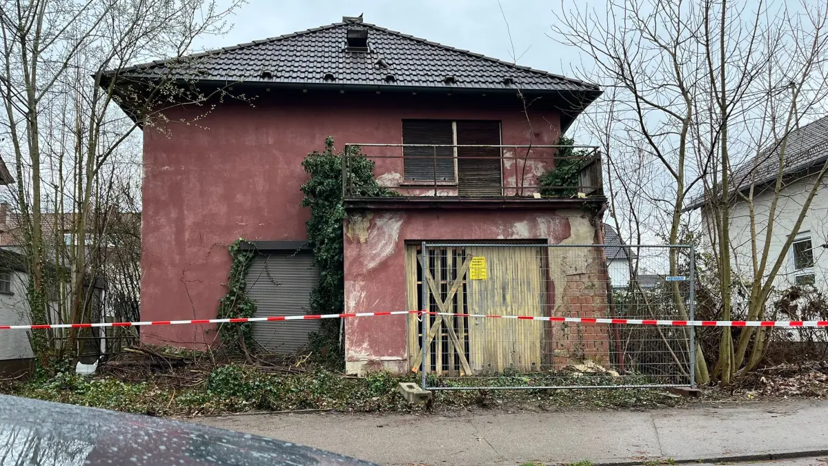 In diesem Haus in der Neu-Ulmer Bodelschwinghstraße hat es am Montagabend (16.03.2026) gebrannt.