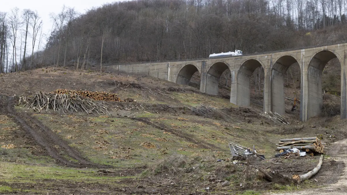 Sperrung der K1447 zwischen Gosbach und Drackenstein auf Grund von Forstarbeiten im Zusammenhang mit der Autobahn A8