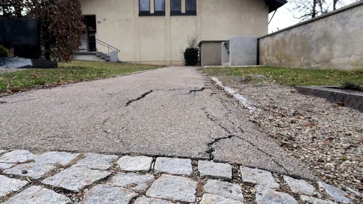 Friedhof Böhmenkirch - Die Wege auf dem Böhmenkircher Friedhof werden zunehmend zu Stolperfallen.