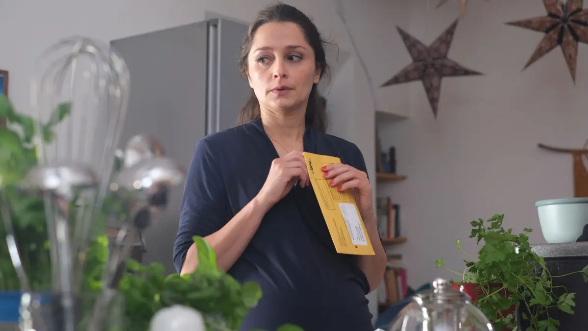 Die schwangere Sabrina Kettler (Sarah Alles-Shahkarami) ist in finanzieller Not und kann sich keine Krankenversicherung mehr leisten.