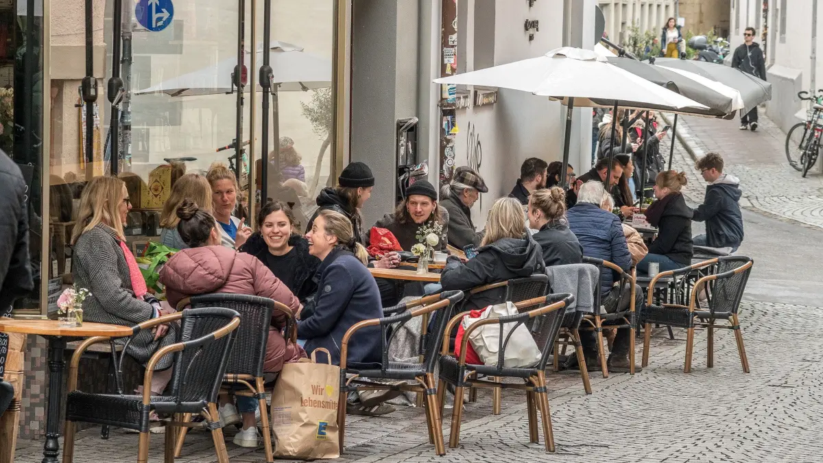 (ohne Überschrift): Gastronomen, die ihre Gäste draußen bewirten, mussten den Platz dafür bisher jedes Jahr neu beantragen. Das m,üssen sie jetzt nicht mehr.