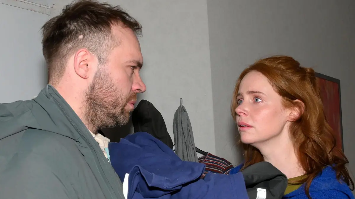 Mit gebrochenem Herzen trennt sich Toni (Olivia Marei) von Erik (Patrick Heinrich)