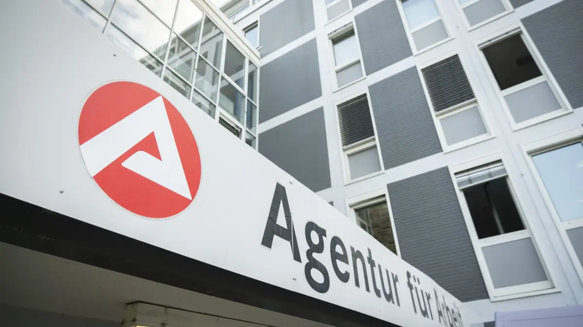 Studie: Gemischtes Urteil der Langzeitarbeitslosen ueber Jobcenter: Die Agentur fuer Arbeit in Franfurt am Main, Haupteingang in der Fischerfeldstrasse (Foto vom 02.08.2024). Buergergeld-Empfaenger stellen den Mitarbeitenden der Jobcenter ueberwiegend ein gutes Zeugnis aus, sehen aber durch die Termine bei den Beratern oft keine besseren Chancen auf dem Arbeitsmarkt. 68 Prozent der Leistungsbezieher sind mit der Arbeit ihres Jobcenters zufrieden, 72 Prozent finden die Mitarbeitenden "kompetent", wie eine am Dienstag in Guetersloh veroeffentlichte Studie der Bertelsmann Stiftung ergab. Dennoch sage fast die Haelfte, dass ihnen die Termine "nichts bringen". (Siehe epd-Meldung vom 17.03.2026) *** Local Caption *** 00510683