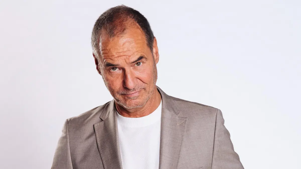 Richard Steinkamp (Silvan-Pierre Leirich) entwickelt plötzlich wieder neue Gefühle für Simone (Tatjana Clasing).