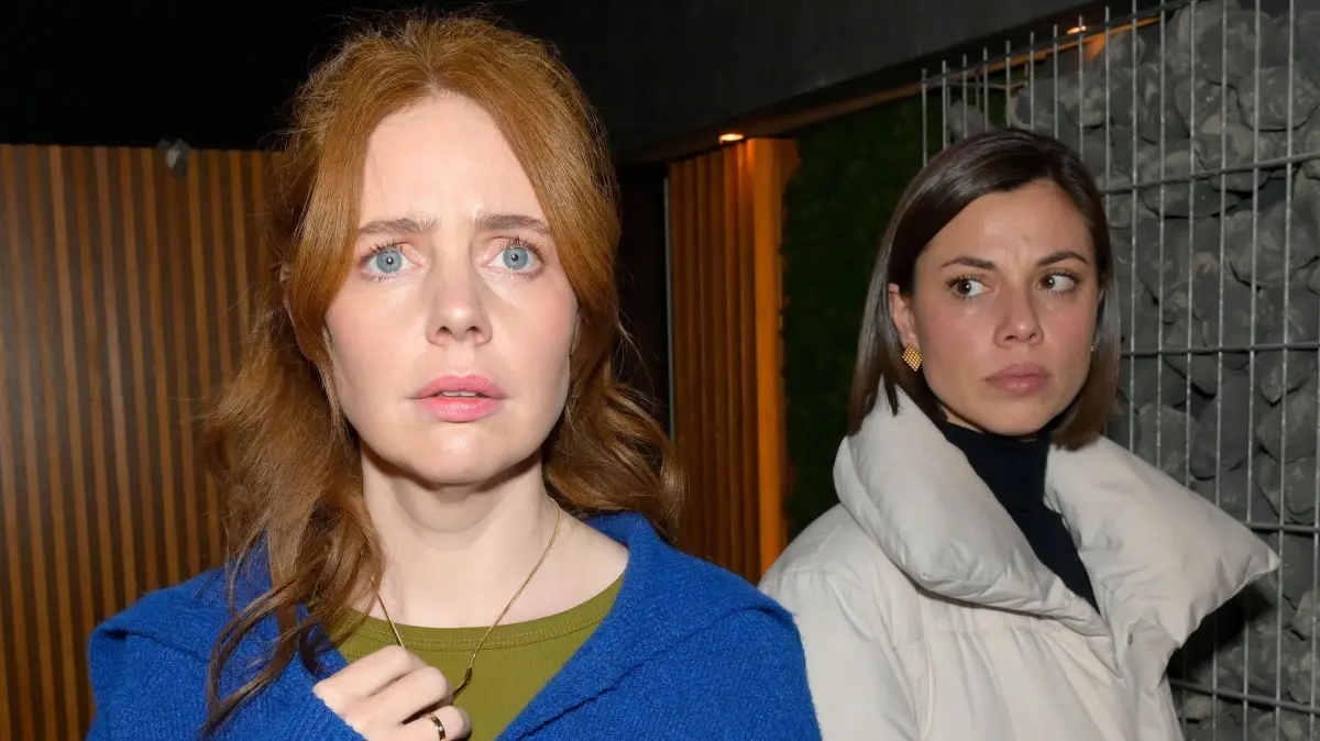 Nach der Bemerkung von Matilda (Anna-Katharina Fecher, r.) erwacht in Toni (Olivia Marei) ein ungeheuerlicher Verdacht.