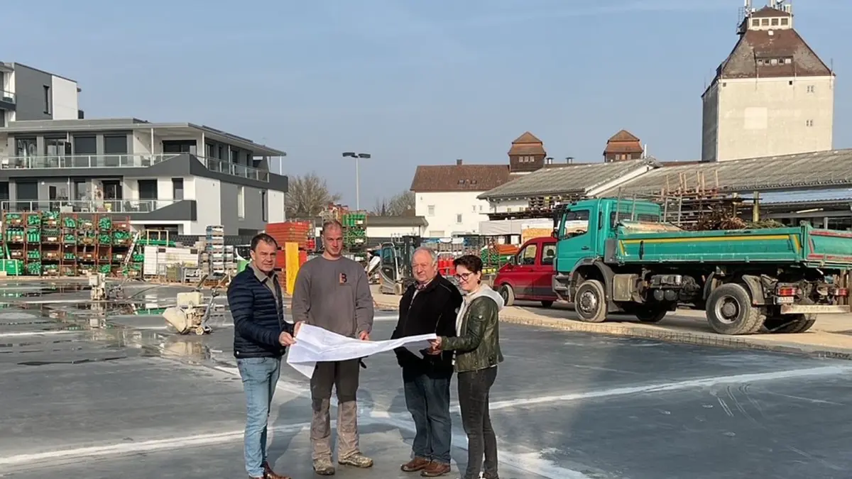 Stehen bereits auf dem frisch gegossenen Boden der neuen Halle: Andreas Linzmeier, Bauleiter Jochen Buntz, Christian Häge und Niederlassungsleiterin Simone Mayer (v.l.n.r.:)