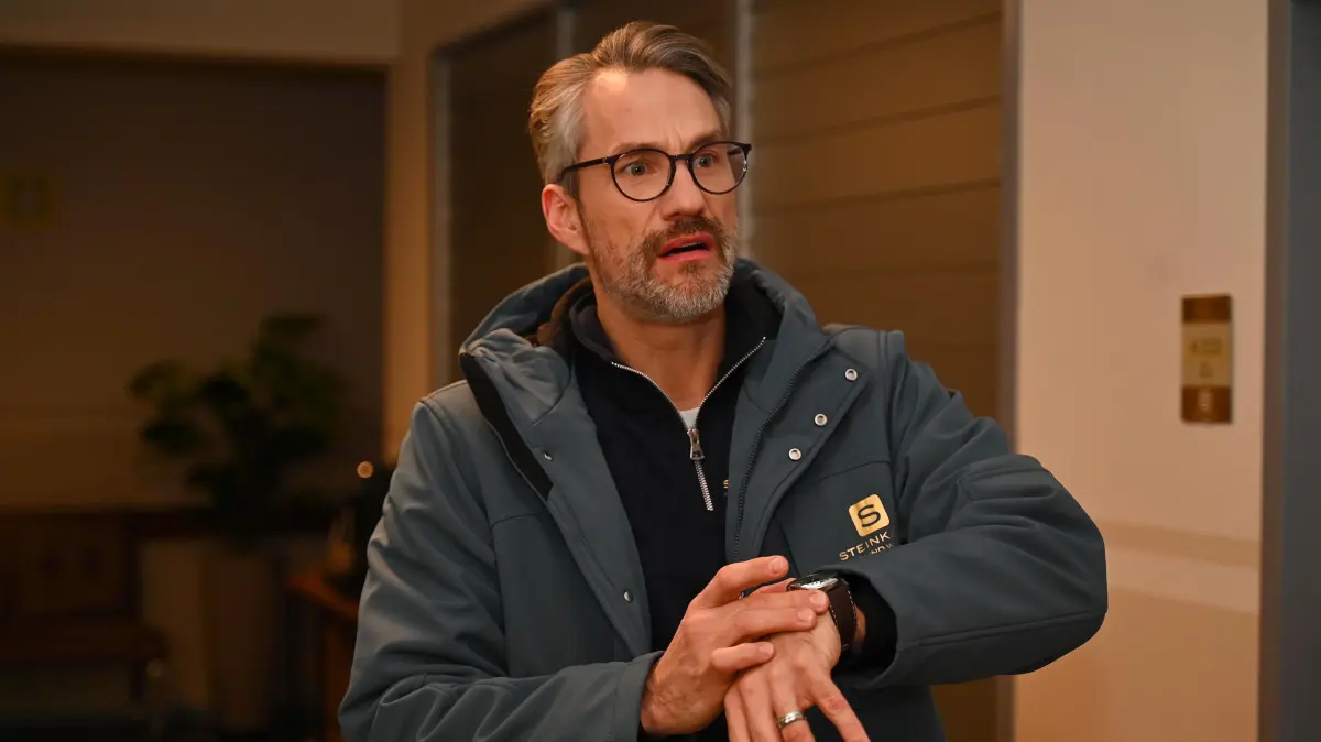 Henning Ziegler (Stefan Bockelmann) versucht, Job und Familie unter einen Hut zu bringen – doch der Druck wird immer größer.