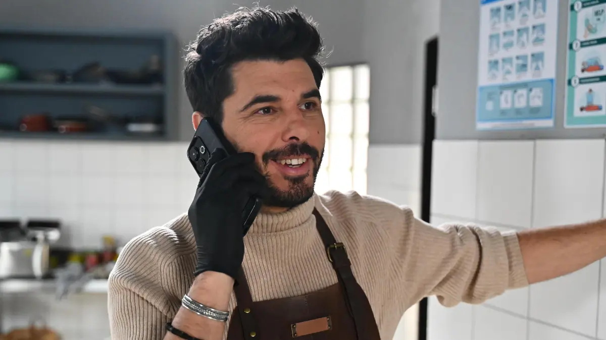 Matteo Borazio (Riccardo Angelini) kümmert sich um Nathalies Sohn – doch für ein Liebes-Comeback mit Nathalie Reichenbach (Amrei Haardt) ist es trotzdem zu spät.