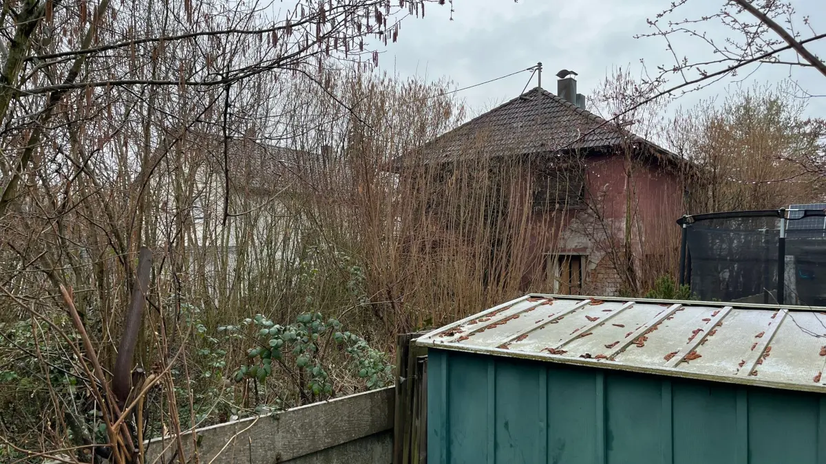 In diesem Haus in der Neu-Ulmer Bodelschwinghstraße hat es am Montagabend (16.03.2026) gebrannt.