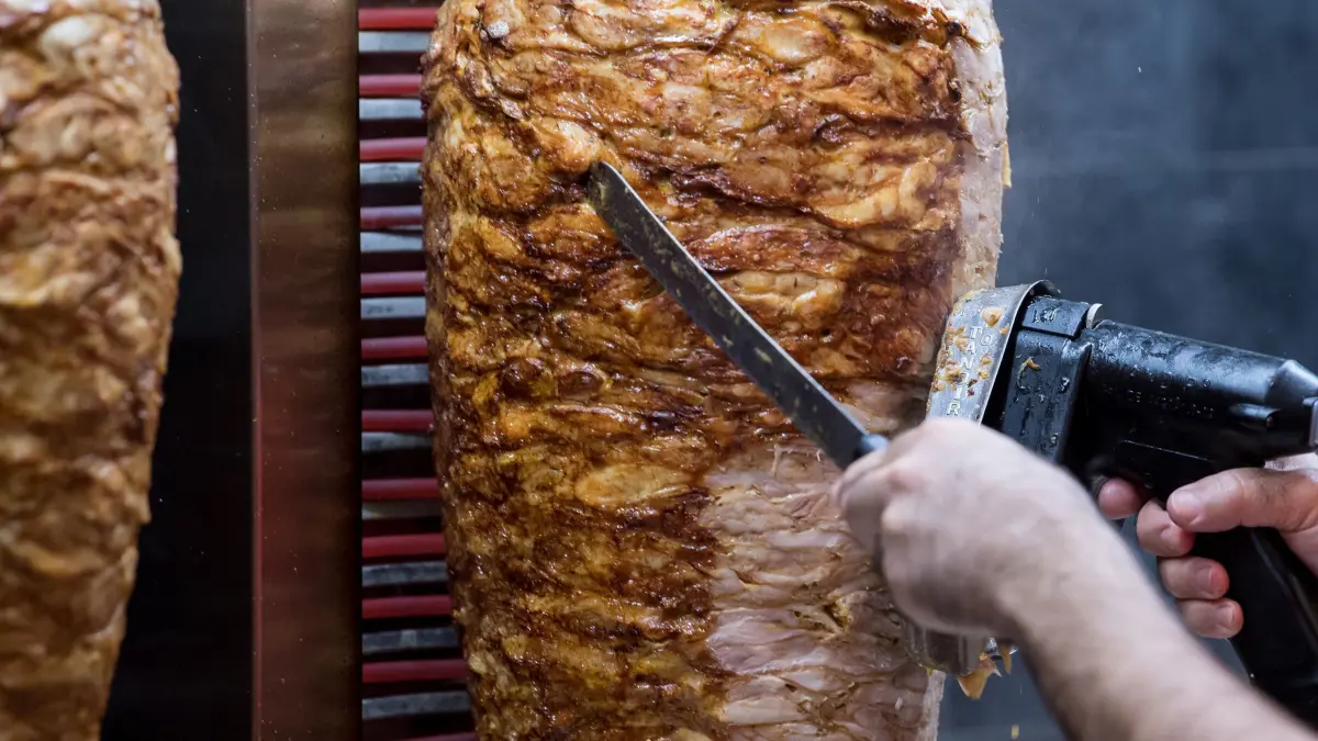 Döner: ARCHIV - 07.02.2019, Bayern, München: Dönerspieße drehen sich in einem Imbiss. (zu dpa: «Soße und Salat in Mülleimern: Dönerimbiss in Ulm beanstandet») Foto: Sven Hoppe/dpa +++ dpa-Bildfunk +++