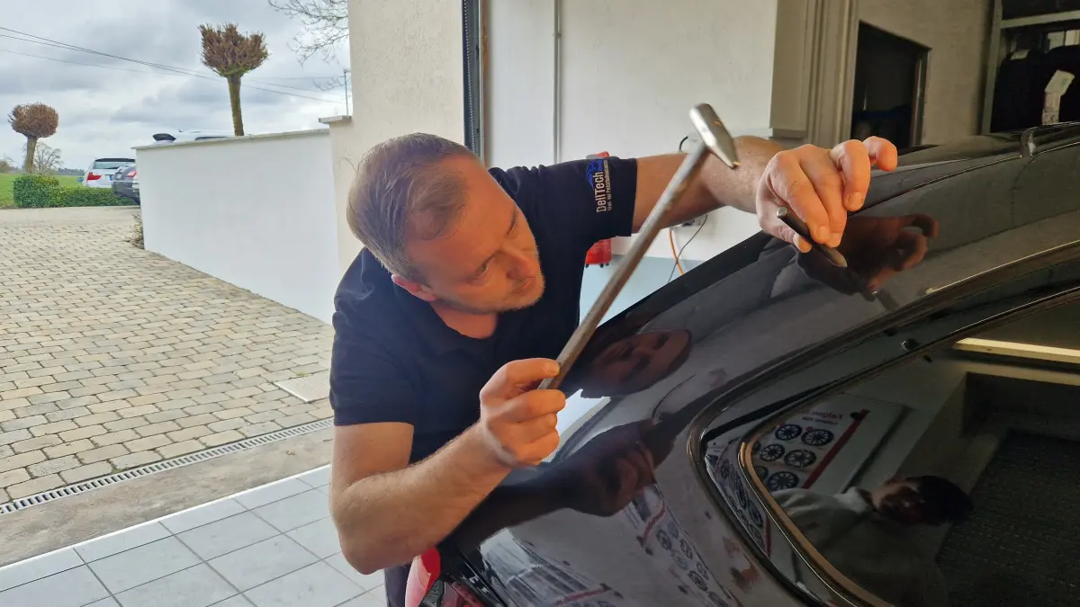 Millimeterarbeit am Blech: Mit spezieller Technik entfernt Sven Schiller selbst tiefste Einschläge spurlos – wie hier bei seiner spektakulären Demonstration am eigenen Neuwagen.