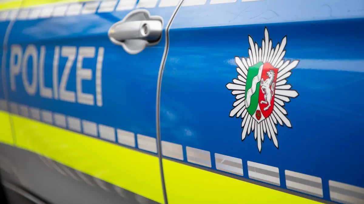 Polizei in NRW: ARCHIV - 22.02.2019, Nordrhein-Westfalen, Detmold: Blick auf ein Emblem der Polizei in NRW an einem Polizeiauto. (zu dpa: «Taxifahrerin mit Waffe bedroht und ausgeraubt») Foto: Friso Gentsch/dpa +++ dpa-Bildfunk +++