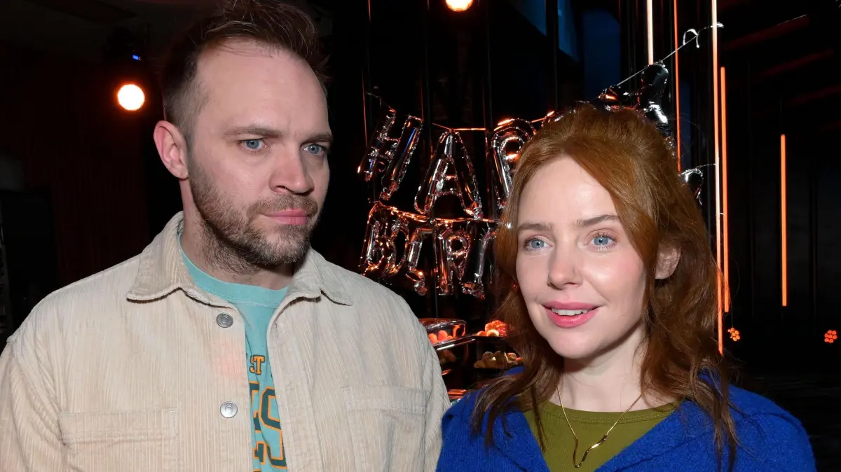 Erik (Patrick Heinrich) überspielt an seinem Geburtstag das schlechte Gewissen vor Toni (Olivia Marei).