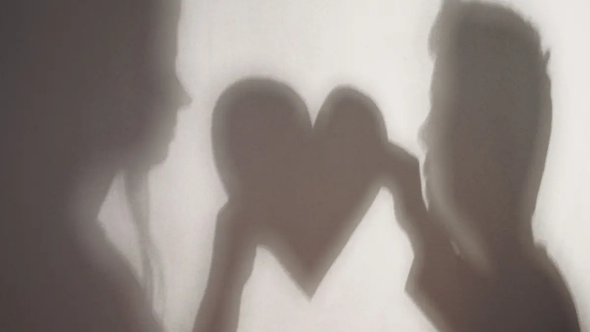 Symbolische Darstellung von Liebe und Astrologie