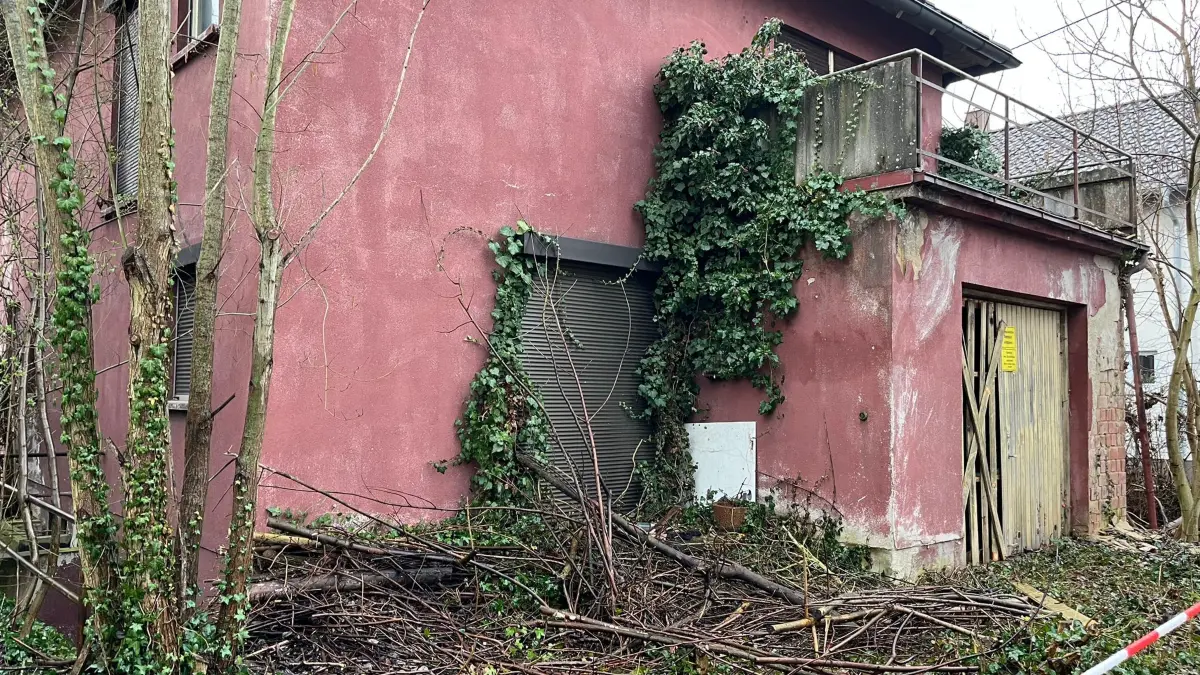 In diesem Haus in der Neu-Ulmer Bodelschwinghstraße hat es am Montagabend (16.03.2026) gebrannt.