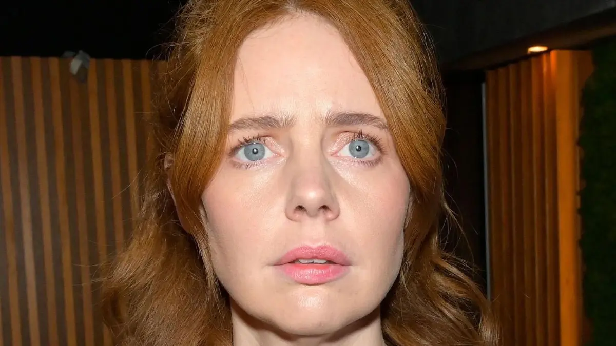 Toni (Olivia Marei) stellt fassungslos fest, dass Erik sie wochenlang betrogen hat.