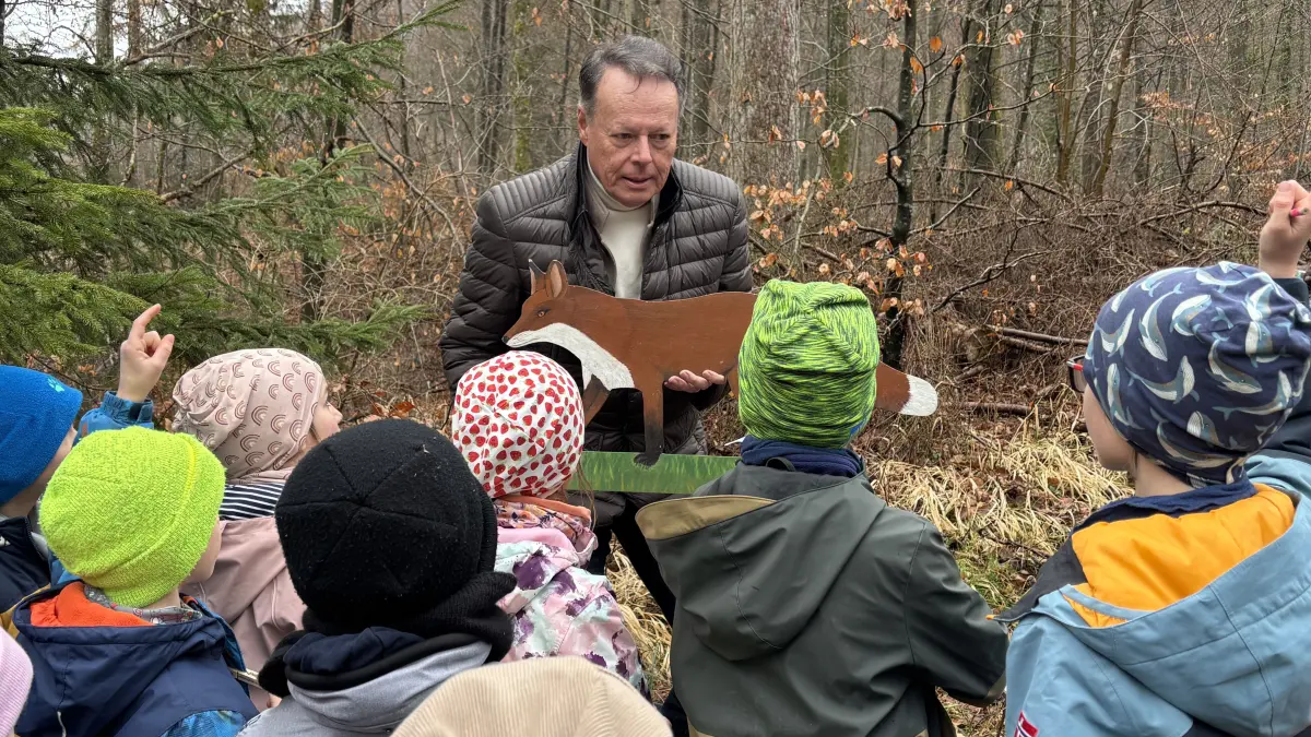 Regierungspräsident Klaus Tappeser erklärt den Kindern den Fuchs