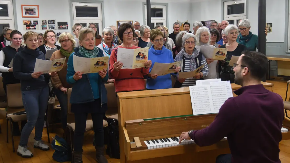 Unter der Leitung von Dirigent Philipp Hirrle probt der Projektchor Gaudium seit Anfang Februar für sein Konzert am 18. April in der Gomadinger Sternberghalle.